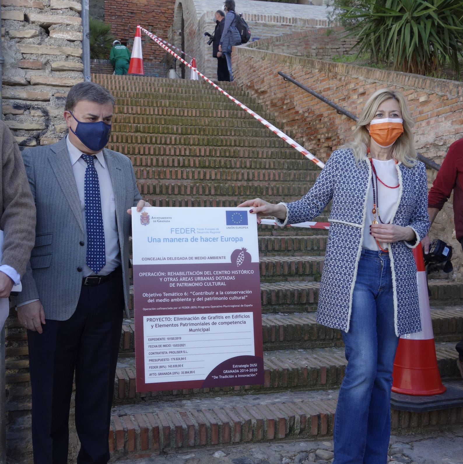©Ayto.Granada: El Ayuntamiento limpia de pintadas vandálicas 112 edificos municipales en los que aplica una capa anti-pintadas